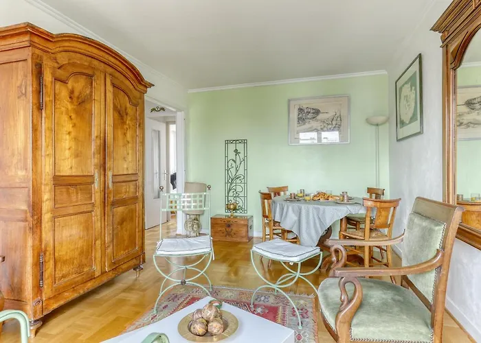Large And Bright 2 Bdrs Flat With View - 20 *